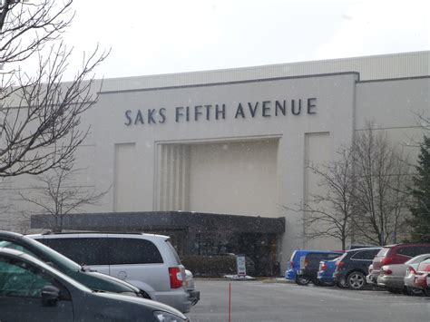 saks beachwood mall